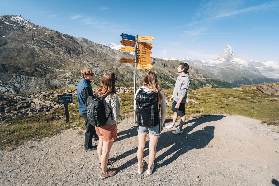 Gli ospiti si orientano grazie alla segnaletica gialla sui diversi sentieri escursionistici. | © Gabriel Perren